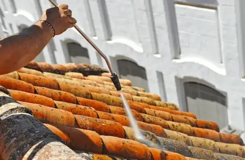 Nettoyage de toitures - Saint-Geniès-de-Malgoirès